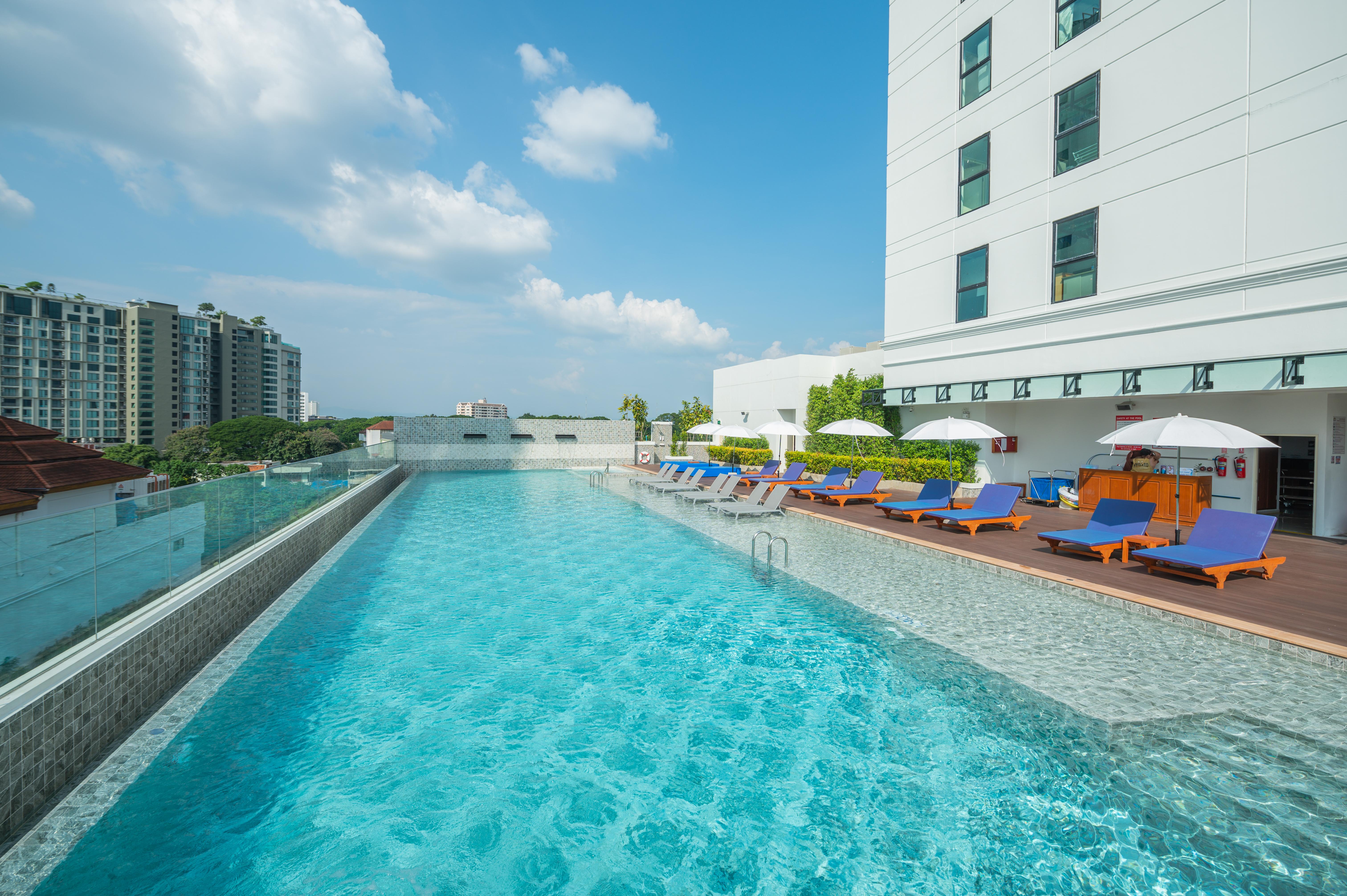 The Empress Premier Chiang Mai - Sha Extra Plus Exterior foto The swimming pool at the hotel