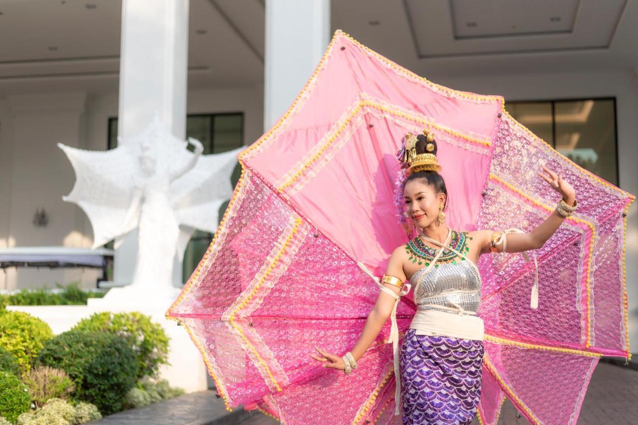 The Empress Premier Chiang Mai - Sha Extra Plus Exterior foto A dancer in traditional Thai attire