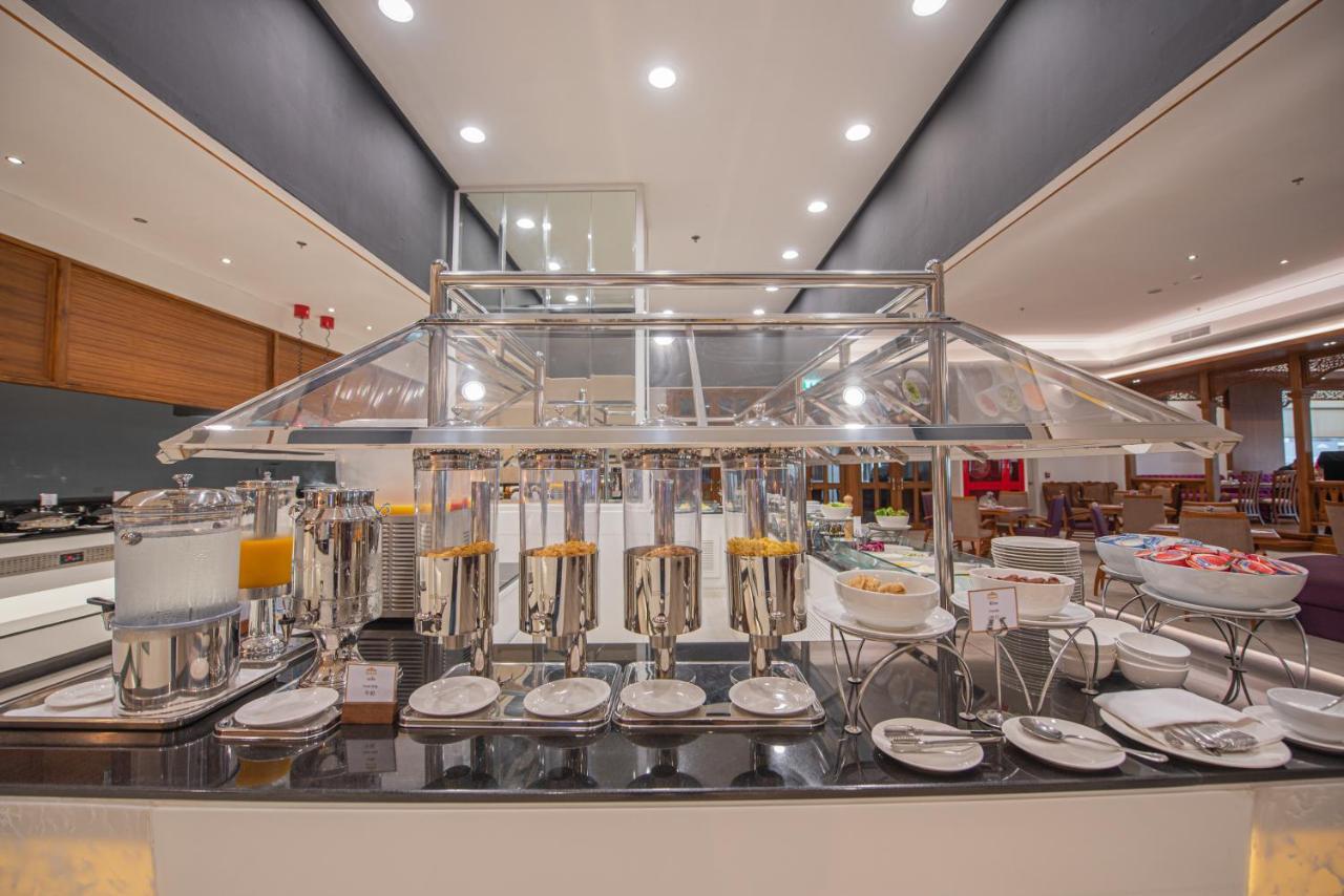 The Empress Premier Chiang Mai - Sha Extra Plus Exterior foto A buffet at a hotel